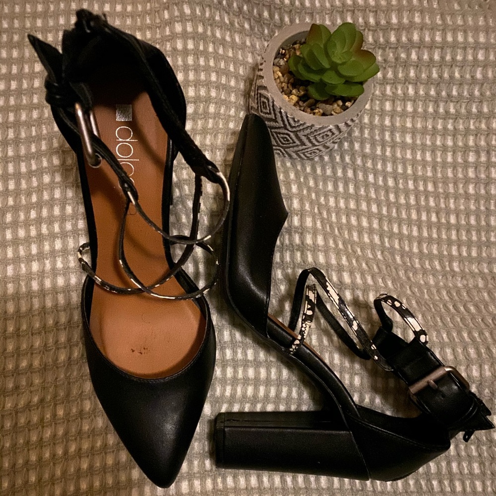 Pointy heels black